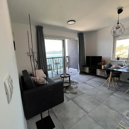 Apartmani Ora Komarna Exterior photo